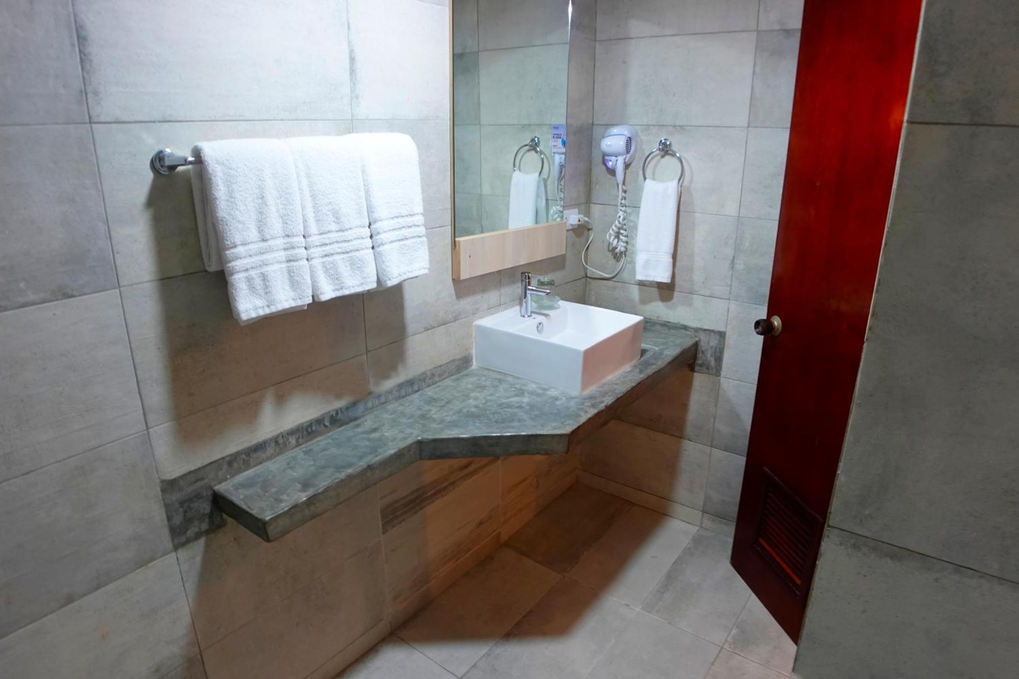 Sunsol Ecoland Hotel Pedro Gonzalez Екстериор снимка